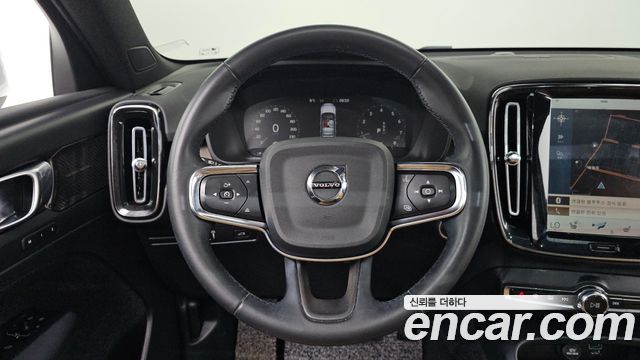 Volvo XC40 B4 Inscription 2022 — фото 14