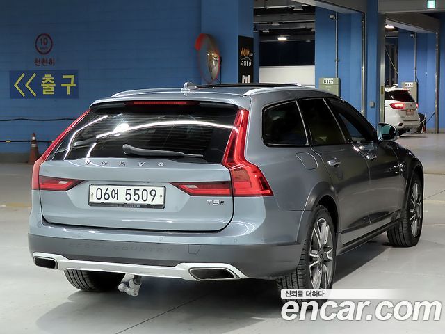 Volvo V90 Cross Country T5 Pro AWD 2018 — фото 2
