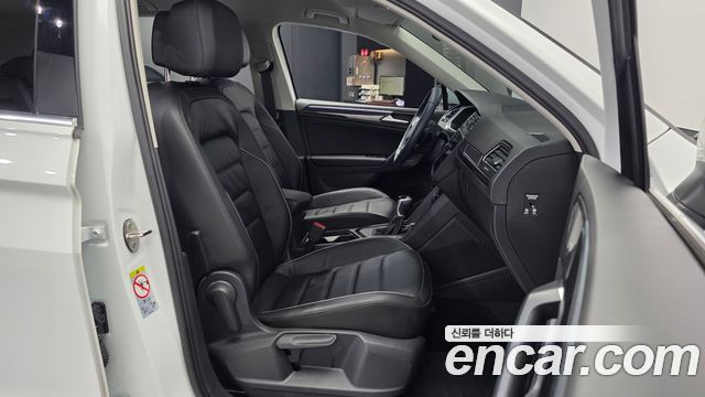 Volkswagen Tiguan (II) 2.0 TDI Premium 2024 — фото 11