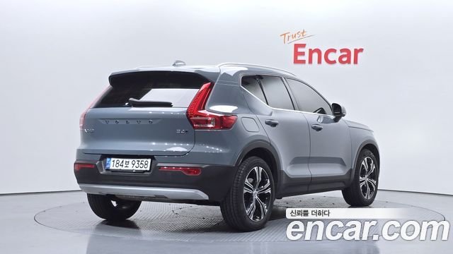 Volvo XC40 B4 Inscription 2021 — фото 2