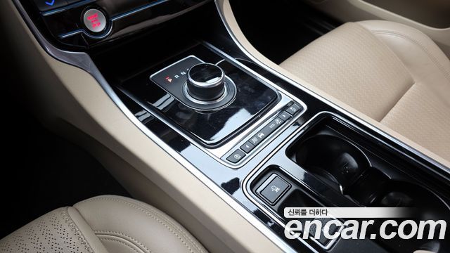 Jaguar XF (X260) 20d Prestige AWD 2018 — фото 9