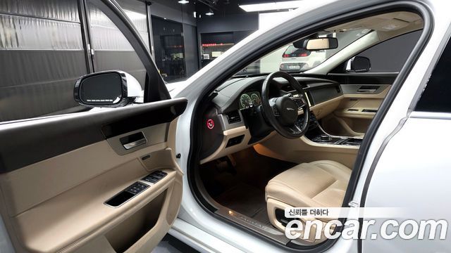 Jaguar XF (X260) 20d Prestige AWD 2018 — фото 10