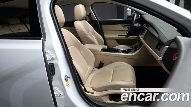 Jaguar XF (X260) 20d Prestige AWD 2018 — фото 11