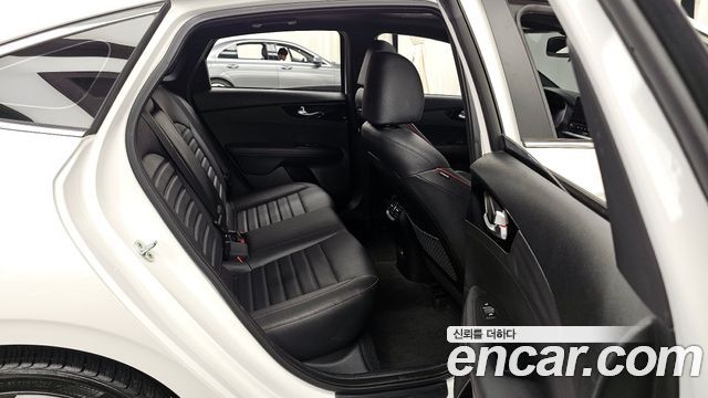 Kia K3 (II) 1.6 Turbo GT 5Door Signature 2022 — фото 16