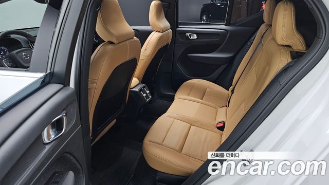 Volvo XC40 B4 Inscription 2021 — фото 12