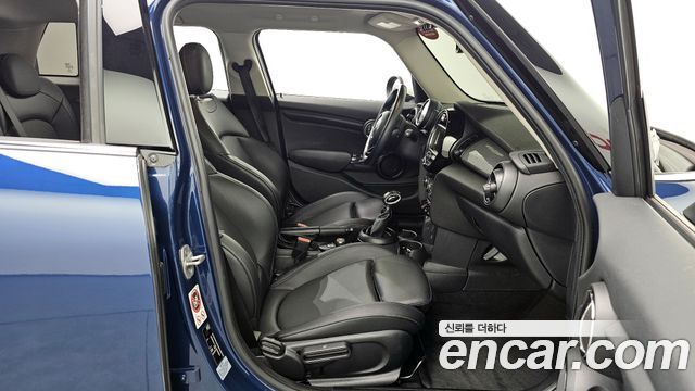 MINI Cooper 5Door Standard 3rd 2018 — фото 11