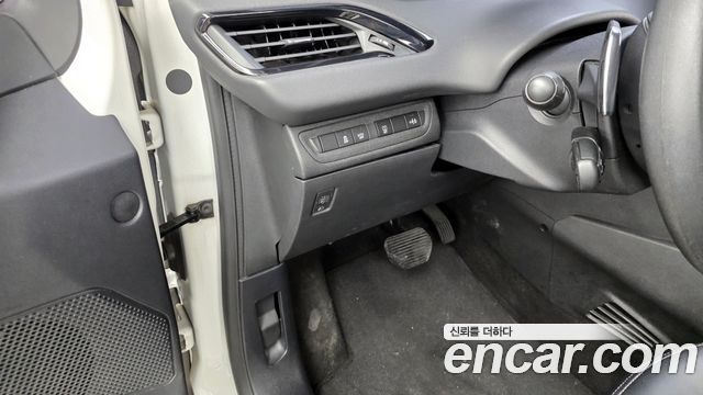 Peugeot 208 1.4 e-HDi ECO 5Door 2016 — фото 16