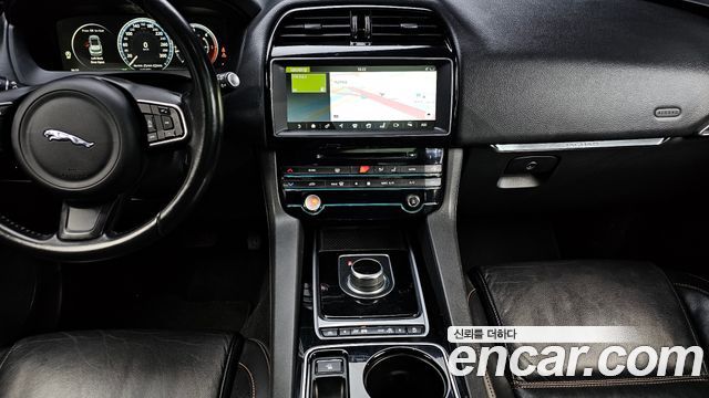 Jaguar F-PACE 20d Prestige 2017 — фото 14