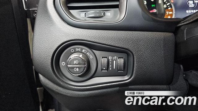 Jeep Renegade 2.4 Limited 2019 — фото 17