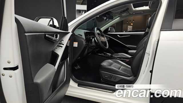 Kia Niro Signature 2023 — фото 10