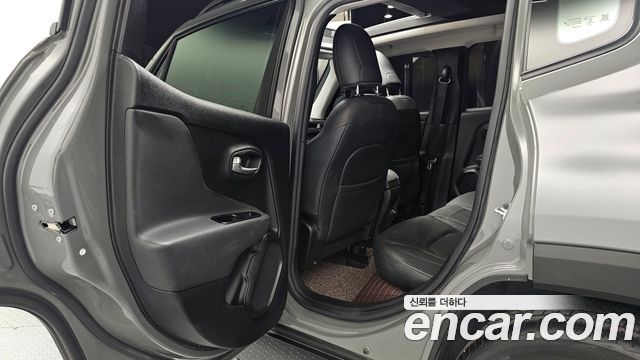 Jeep Renegade 1.3 Limited 2022 — фото 15
