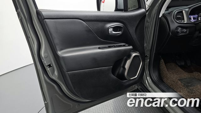 Jeep Renegade 1.3 Limited 2022 — фото 30