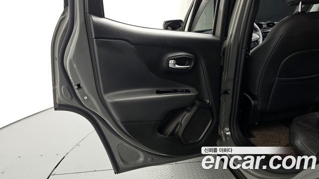 Jeep Renegade 1.3 Limited 2022 — фото 31