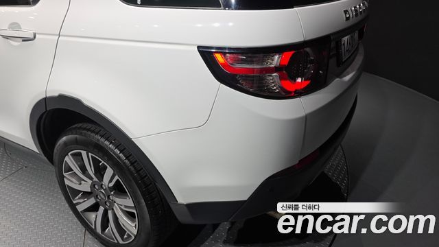 Land Rover Discovery Sport 2.0 TD4 HSE Luxury 2018 — фото 23