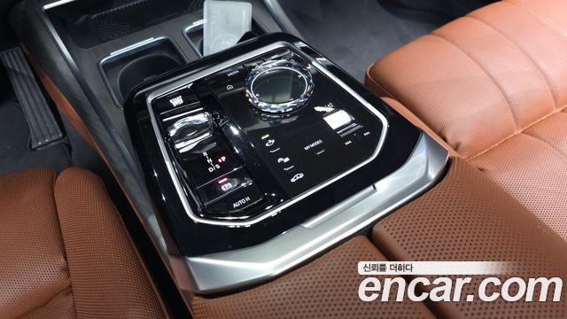 BMW 7 Series (G70) 750e xDrive Design Pure Excellence 2025 — фото 9
