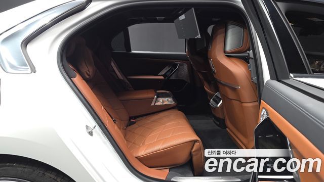 BMW 7 Series (G70) 750e xDrive Design Pure Excellence 2025 — фото 16