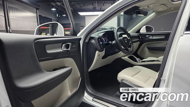 Volvo XC40 B4 Ultra Bright 2025 — фото 10