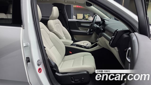 Volvo XC40 B4 Ultra Bright 2025 — фото 11