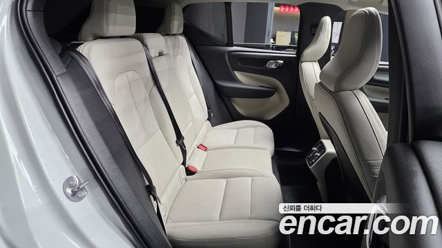 Volvo XC40 B4 Ultra Bright 2025 — фото 12