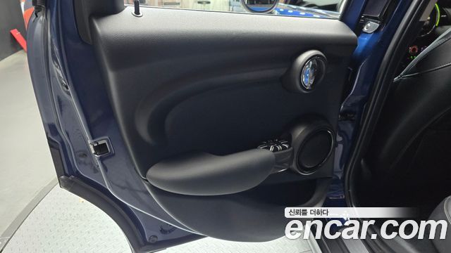 MINI Cooper 5Door Standard 3rd 2018 — фото 25