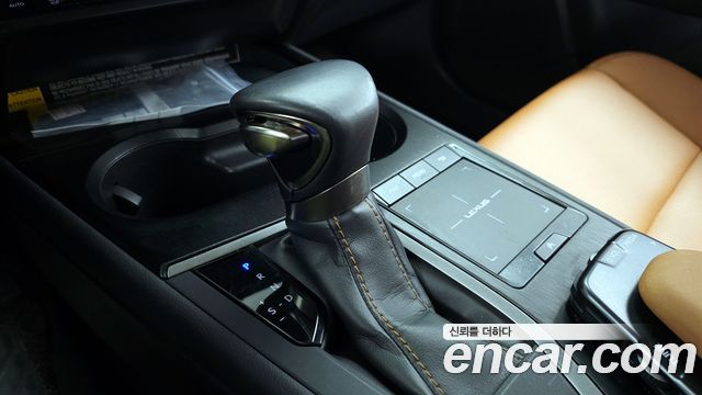 Lexus UX250h 2.0 AWD 2019 — фото 9
