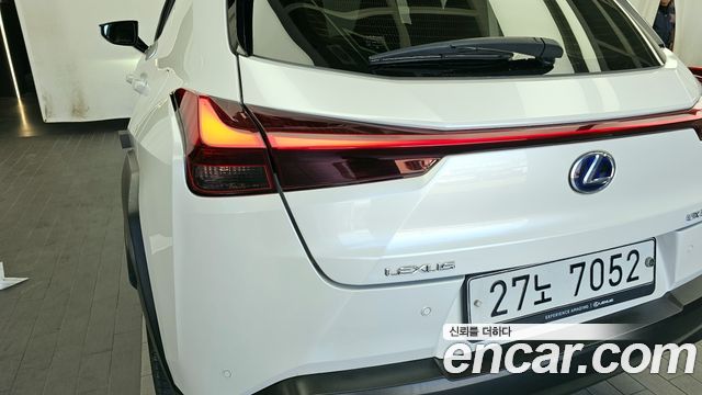 Lexus UX250h 2.0 AWD 2019 — фото 23