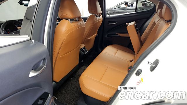 Lexus UX250h 2.0 AWD 2019 — фото 26