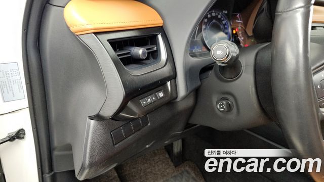 Lexus UX250h 2.0 AWD 2019 — фото 30