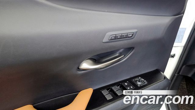 Lexus UX250h 2.0 AWD 2019 — фото 31