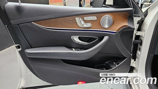 Mercedes-Benz E-Class (W213) E300e Exclusive 2019 — фото 24