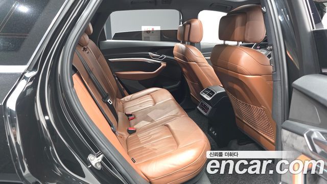 Audi e-tron 55 Quattro 2020 — фото 12