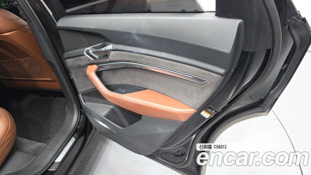 Audi e-tron 55 Quattro 2020 — фото 25