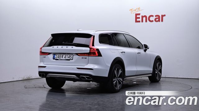 Volvo V60 Cross Country (II) B5 Pro AWD 2021 — фото 2