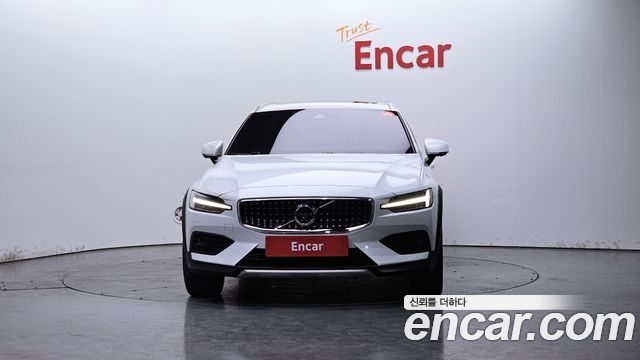 Volvo V60 Cross Country (II) B5 Pro AWD 2021 — фото 3
