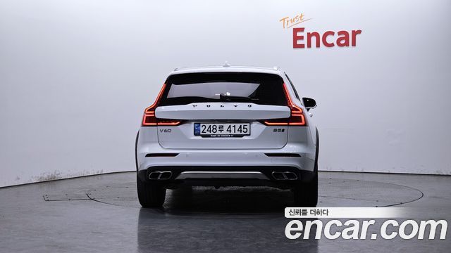 Volvo V60 Cross Country (II) B5 Pro AWD 2021 — фото 4