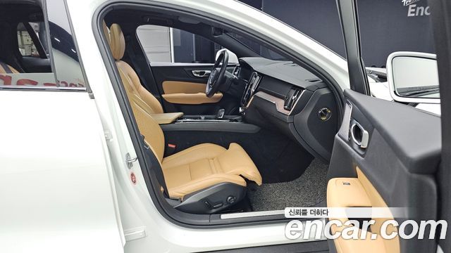 Volvo V60 Cross Country (II) B5 Pro AWD 2021 — фото 11