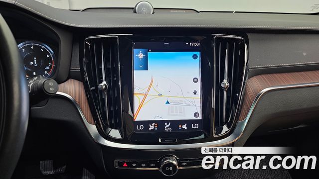 Volvo V60 Cross Country (II) B5 Pro AWD 2021 — фото 14