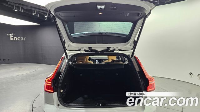 Volvo V60 Cross Country (II) B5 Pro AWD 2021 — фото 20