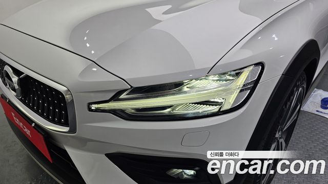 Volvo V60 Cross Country (II) B5 Pro AWD 2021 — фото 22