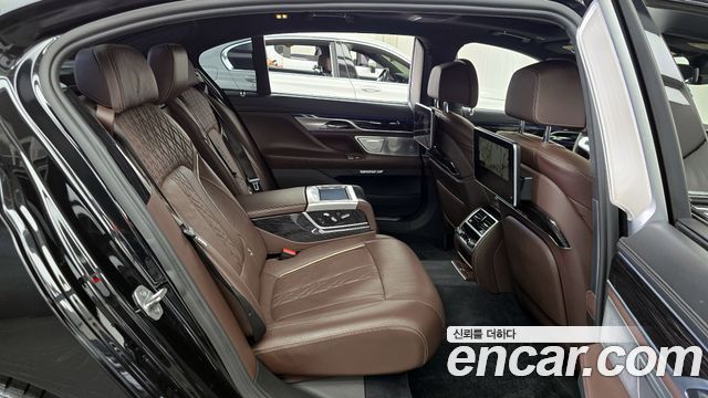 BMW 7 Series (G11) M760Li xDrive 2017 — фото 11