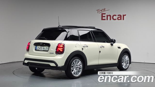 MINI Cooper 5-Door Classic Plus 3rd 2022 — фото 2