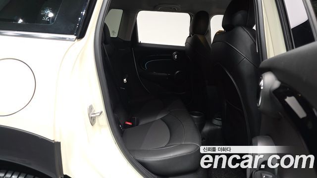 MINI Cooper 5-Door Classic Plus 3rd 2022 — фото 11