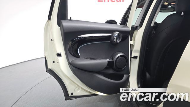 MINI Cooper 5-Door Classic Plus 3rd 2022 — фото 25