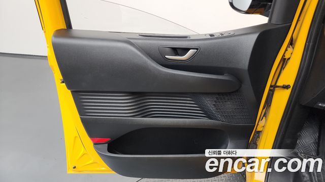 Hyundai Staria 2WD Kinder Safety Car 14-Seater 2023 — фото 25