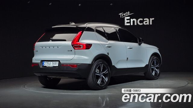 Volvo XC40 B4 R-Design 2021 — фото 2
