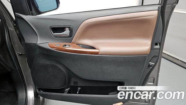 Toyota Sienna 3.5 AWD 2018 — фото 24