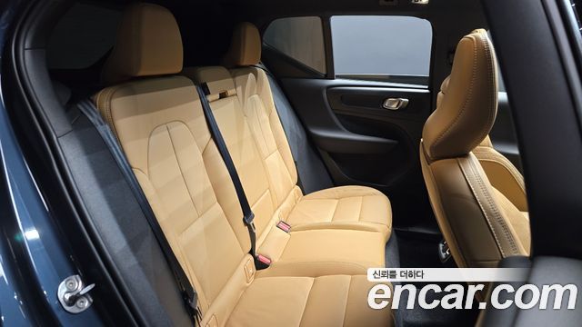 Volvo XC40 B4 Inscription 2022 — фото 11