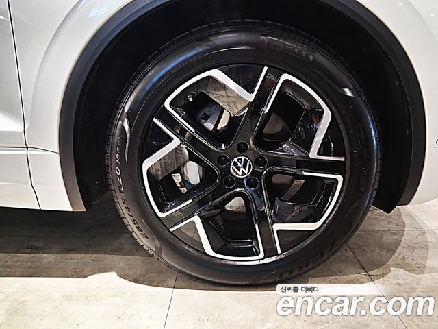 Volkswagen Touareg (III) 3.0 TDI Prestige 2024 — фото 5