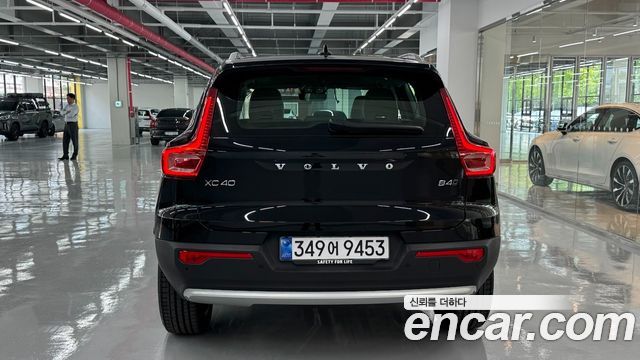 Volvo XC40 B4 Ultra Bright 2025 — фото 4