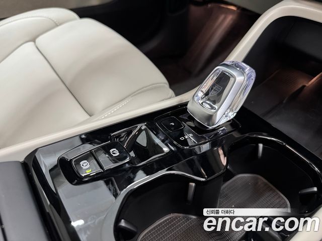 Volvo XC40 B4 Ultra Bright 2025 — фото 9